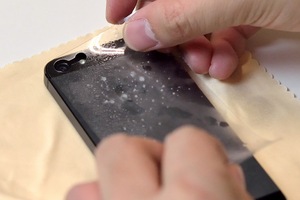 iPhone 5用の耐傷性保護フィルム「Clear-coat Screen Protector ＆ Cover for iPhone5」