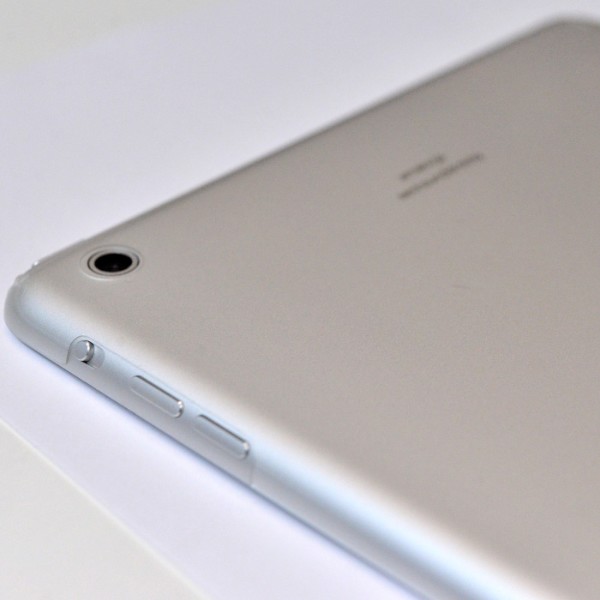 iPad mini用の耐傷性保護フィルム「Clear-coat Screen Protector ＆ Cover for iPad mini」