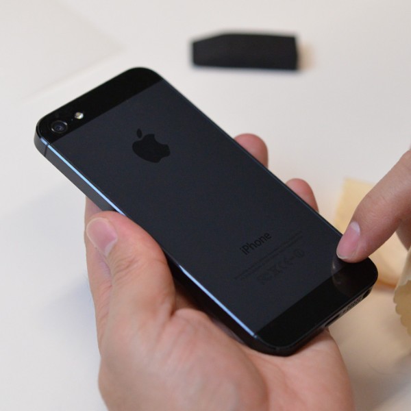 iPhone 5用の耐傷性保護フィルム「Clear-coat Screen Protector ＆ Cover for iPhone5」