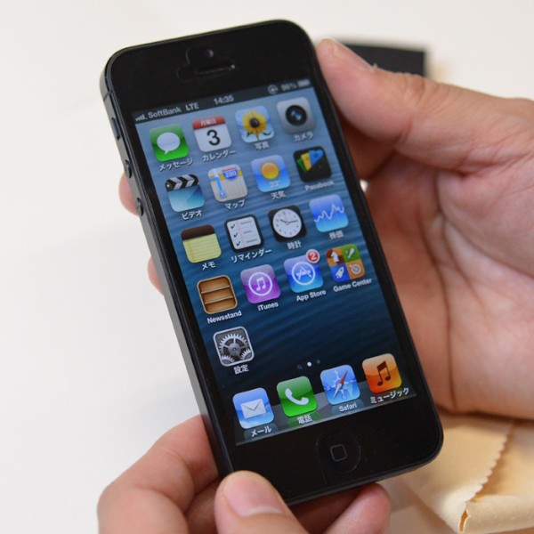 iPhone 5用の耐傷性保護フィルム「Clear-coat Screen Protector ＆ Cover for iPhone5」