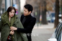 MBC水木ドラマ『会いたい』で、ユン・ウネがパク・ユチョンに逮捕される姿が公開され、視聴者の視線を集中させている。写真=イギムプロダクション MBC水木ドラマ『会いたい』で、ユン・ウネがパク・ユチョンに逮捕される姿が公開され、視聴者の視線を集中させている。写真=イギムプロダクション