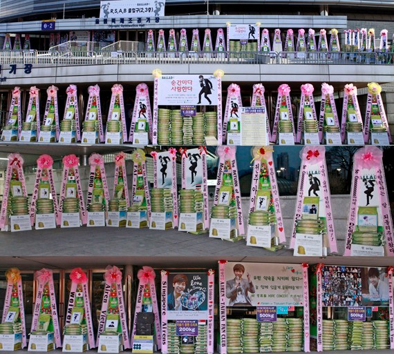 イ・スンギの多国籍ファンらが、コンサートに大規模なドリーミー米花輪と練炭花輪を送りイ・スンギを応援した。写真＝ドリーミー
