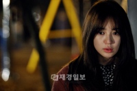 MBCドラマ『会いたい』で、パク・ユチョンが真夜中の公園でブランコに乗る姿の写真が公開され、関心を引いている。写真=イギムプロダクション MBCドラマ『会いたい』で、パク・ユチョンが真夜中の公園でブランコに乗る姿の写真が公開され、関心を引いている。写真=イギムプロダクション