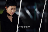 MBCドラマ『会いたい』で、パク・ユチョンが真夜中の公園でブランコに乗る姿の写真が公開され、関心を引いている。写真=イギムプロダクション MBCドラマ『会いたい』で、パク・ユチョンが真夜中の公園でブランコに乗る姿の写真が公開され、関心を引いている。写真=イギムプロダクション