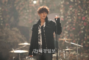 キム・ヒョンジュンのミュージックビデオ撮影現場の写真が話題だ。 キム・ヒョンジュンのミュージックビデオ撮影現場の写真が話題だ。