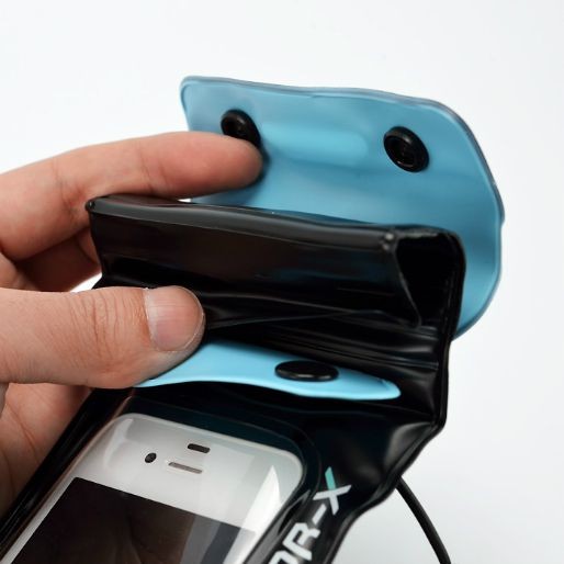 さらに折りたたむことでしっかり固定、密着。 さらに折りたたむことでしっかり固定、密着。