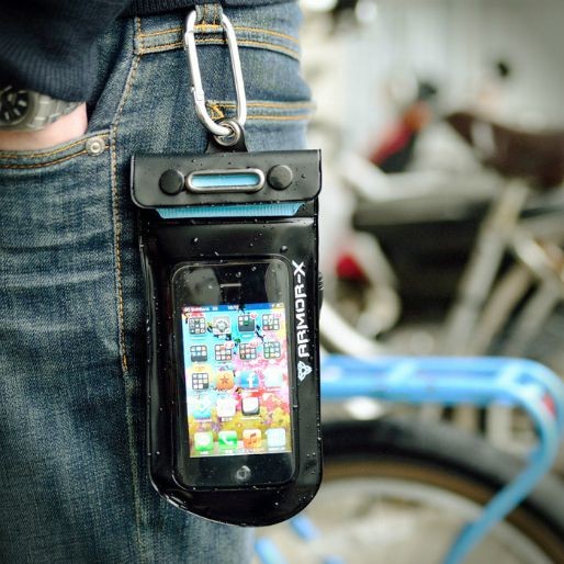 カラビナフックを使えばベルトやパンツに装着することができます。 カラビナフックを使えばベルトやパンツに装着することができます。