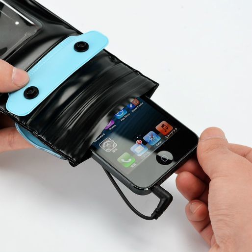 スマートフォンをケースにいれるときはあらかじめ内側のイヤホン端子をスマートフォンに接続。 スマートフォンをケースにいれるときはあらかじめ内側のイヤホン端子をスマートフォンに接続。