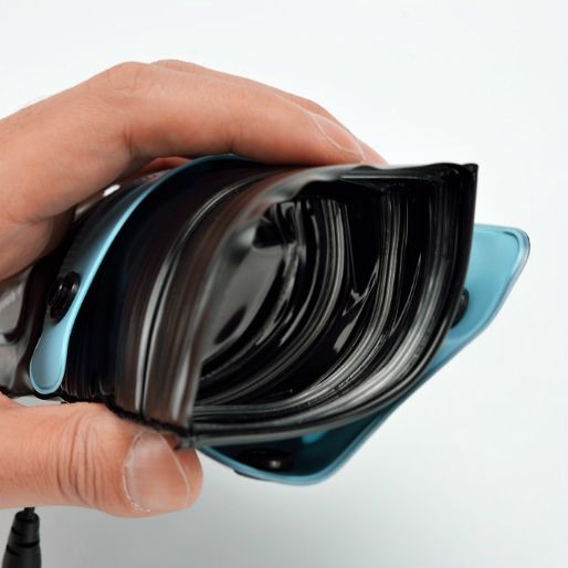 開閉口には3重のチャック機能を採用。 開閉口には3重のチャック機能を採用。