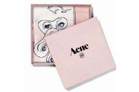ACNE、日本初の旗艦店のオープンを記念して限定スカーフを発売