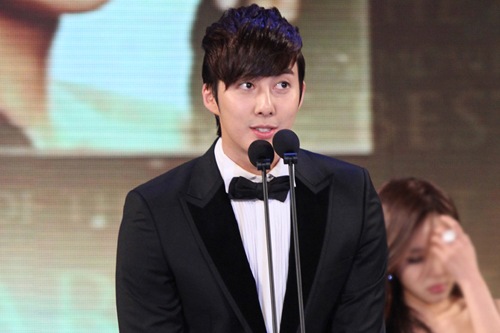 SS501（ダブルエス501）のキム・ヒョンジュン（マンネ）が、演技者として初受賞の栄光を報告した。