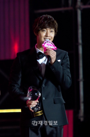 SS501のキム・ヒョンジュン(リーダー)が去る8日、中国成都で開催された「モバイル音楽授賞式」で「最高人気海外歌手賞」受賞の栄誉に輝いた。 SS501のキム・ヒョンジュン(リーダー)が去る8日、中国成都で開催された「モバイル音楽授賞式」で「最高人気海外歌手賞」受賞の栄誉に輝いた。