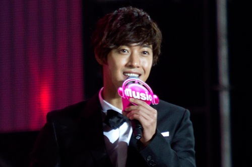 SS501のキム・ヒョンジュン（リーダー）が去る8日、中国成都で開催された「モバイル音楽授賞式」で「最高人気海外歌手賞」受賞の栄誉に輝いた。