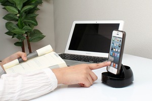 サンコーは10日、iPhone 5、iPad mini、iPad（第4世代）を置くだけで充電、同期ができる「可変式Lightningコネクタ内蔵クレードル」を発売した。