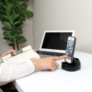 サンコーは10日、iPhone 5、iPad mini、iPad(第4世代)を置くだけで充電、同期ができる「可変式Lightningコネクタ内蔵クレードル」を発売した。 サンコーは10日、iPhone 5、iPad mini、iPad(第4世代)を置くだけで充電、同期ができる「可変式Lightningコネクタ内蔵クレードル」を発売した。