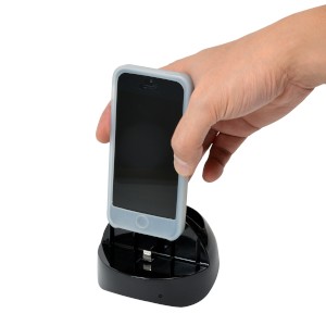 サンコーは10日、iPhone 5、iPad mini、iPad(第4世代)を置くだけで充電、同期ができる「可変式Lightningコネクタ内蔵クレードル」を発売した。 サンコーは10日、iPhone 5、iPad mini、iPad(第4世代)を置くだけで充電、同期ができる「可変式Lightningコネクタ内蔵クレードル」を発売した。