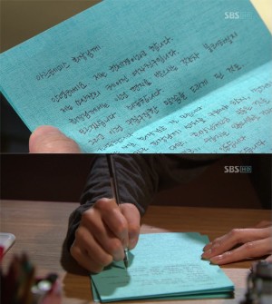 ムン・グニョンがSBS週末ドラマ『清潭洞アリス』で見せた筆跡が話題となっている。 ムン・グニョンがSBS週末ドラマ『清潭洞アリス』で見せた筆跡が話題となっている。