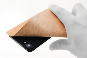 スタンドや写真撮影の際に便利なハンドルとして使うことのできるiPhone 5用ケース「SHOT CASE for iPhone5」