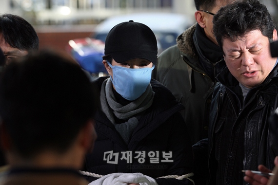 MBC水木ドラマ『会いたい』では、カン・サンドゥク殺害事件の容疑者が掃除婦キム・ミギョンであることが明らかになり、新たな局面を迎えた。写真=イギムプロダクション