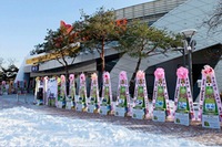 韓国男性アイドルグループB1A4(ビーワンエイフォー)が、8日と9日の2日間開催された初の単独コンサートを祝ってファンからプレゼントされた米、練炭、卵、飼料、マンゴーの木などを、欠食児童と恵まれない人たちに寄付した。