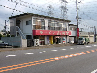 ラーメンの原点回帰で業績回復目指す外食チェーンの丸千代山岡家＜３３９９＞（ＪＱＳ）の今１月期第３四半期(８～１０月)は、引続き期間、または地域限定メニューはじめ積極的販促活動を展開した。