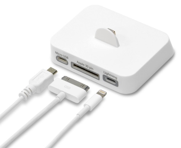 iPhone 5用を縦置き状態で充電できる「iPhone5 用 3マルチ 充電スタンド」