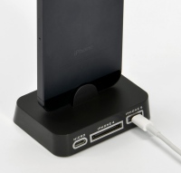 iPhone 5用を縦置き状態で充電できる「iPhone5 用 3マルチ 充電スタンド」 iPhone 5用を縦置き状態で充電できる「iPhone5 用 3マルチ 充電スタンド」