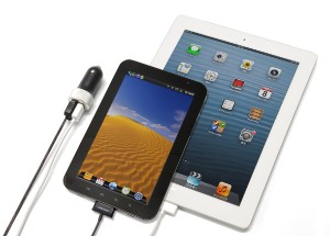 自動車のシガーソケットに接続して、USB機器を充電できる「USBカーチャージャー ハイパワー」。パソコンのUSBポートからでは充電できないiPadやGalaxyTabなのタブレット端末も充電できる。 自動車のシガーソケットに接続して、USB機器を充電できる「USBカーチャージャー ハイパワー」。パソコンのUSBポートからでは充電できないiPadやGalaxyTabなのタブレット端末も充電できる。
