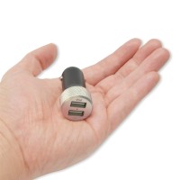 自動車のシガーソケットに接続して、USB機器を充電できる「USBカーチャージャー ハイパワー」。パソコンのUSBポートからでは充電できないiPadやGalaxyTabなのタブレット端末も充電できる。 自動車のシガーソケットに接続して、USB機器を充電できる「USBカーチャージャー ハイパワー」。パソコンのUSBポートからでは充電できないiPadやGalaxyTabなのタブレット端末も充電できる。