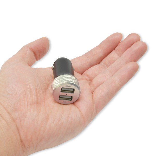 自動車のシガーソケットに接続して、USB機器を充電できる「USBカーチャージャー ハイパワー」。パソコンのUSBポートからでは充電できないiPadやGalaxyTabなのタブレット端末も充電できる。