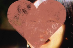 iOSアプリ「顔隠しカメラ」は、写真撮影時に自動的に顔を認識し、4種類の効果で顔を隠すことのできるアプリだ。