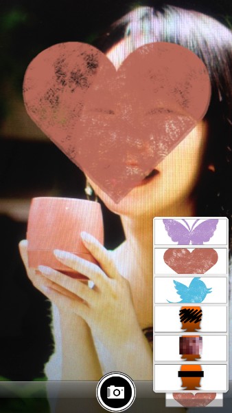 iOSアプリ「顔隠しカメラ」は、写真撮影時に自動的に顔を認識し、4種類の効果で顔を隠すことのできるアプリだ。