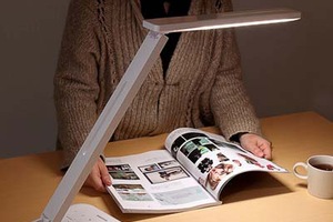 サンワサプライの多機能デスクライト「自然光LEDデスクライト 800－LED003シリーズ」。スピーカーとマイクを内蔵し、Bluetoothでスマートフォンのハンズフリー通話や音楽再生ができる。