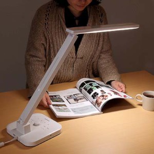 サンワサプライの多機能デスクライト「自然光LEDデスクライト 800-LED003シリーズ」。スピーカーとマイクを内蔵し、Bluetoothでスマートフォンのハンズフリー通話や音楽再生ができる。 サンワサプライの多機能デスクライト「自然光LEDデスクライト 800-LED003シリーズ」。スピーカーとマイクを内蔵し、Bluetoothでスマートフォンのハンズフリー通話や音楽再生ができる。