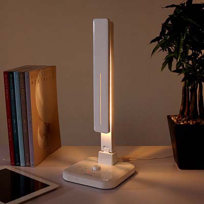 サンワサプライの多機能デスクライト「自然光LEDデスクライト 800－LED003シリーズ」。スピーカーとマイクを内蔵し、Bluetoothでスマートフォンのハンズフリー通話や音楽再生ができる。