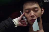 12日に放送された第11話のエンディングでは、カン・サンドゥク殺人事件の真犯人が掃除婦（キム・ミギョン）だということが明らかになったのと同時に、ジョンウ（パク・ユチョン）がその掃除婦に不意の一撃をくらうシーンが描かれた。写真=イギムプロダクション