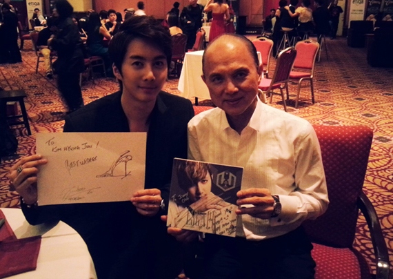 SS501キム・ヒョンジュン（マンネ）と、マレーシアで世界的なデザイナーのジミー・チュウとのツーショットが注目を集めている。