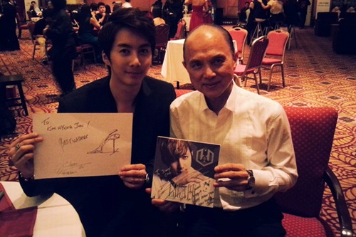 SS501キム・ヒョンジュン（マンネ）と、マレーシアで世界的なデザイナーのジミー・チュウとのツーショットが注目を集めている。