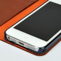 イタリア製の高級牛革を使用した手帳型iPhone 5用ケース「Classic Leather for iPhone5」 イタリア製の高級牛革を使用した手帳型iPhone 5用ケース「Classic Leather for iPhone5」