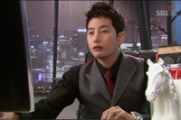 人気ドラマ『清潭洞アリス』で主人公を演じるパク・シフのファッションが注目を集めている。