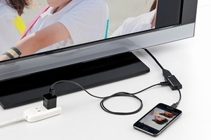 MHL対応スマートフォンの画面をテレビなどのHDMI機器にま出力できる変換アダプタ「MHLケーブル HDMI変換アダプタ　500-HDMI008MH」。