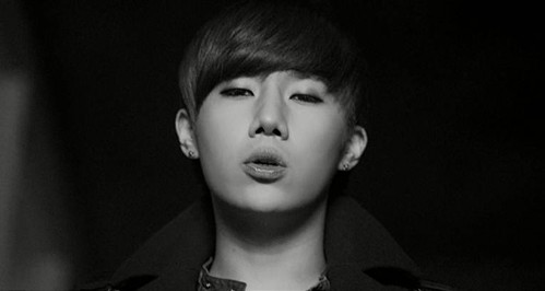 シングル「60秒」でソロデビュー成功を果たしたキム・ソンギュがこのたび「I need you」のPVを公開した。