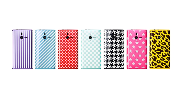 「PANTONE 6 SoftBank 200SH」「ガラシール」装着イメージ（画像：ソフトバンクモバイル）