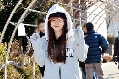すっぴんIU、フードジャンパーとジャージ姿で大統領選投票へ