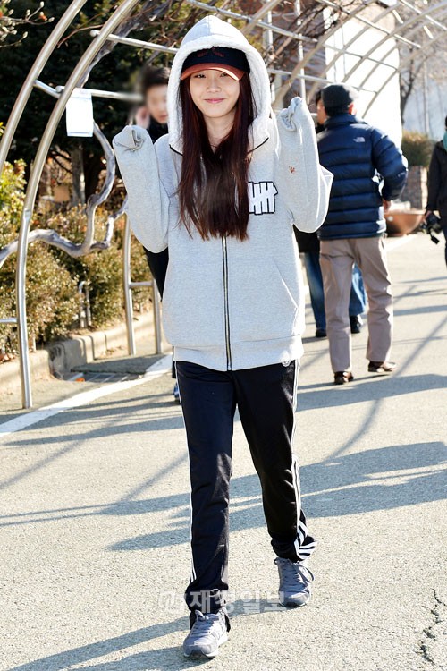 すっぴんIU、フードジャンパーとジャージ姿で大統領選投票へ（1）