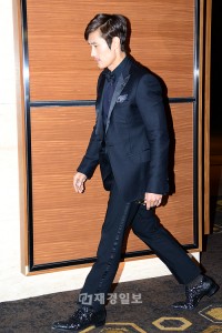 A-Awards受賞のイ・ビョンホン、頭から足先まで黒ずくめで授賞式に出席