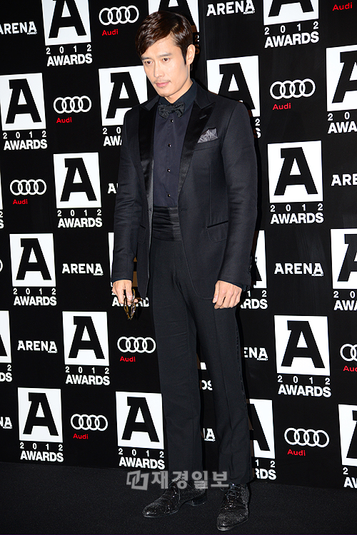 A-Awards受賞のイ・ビョンホン、頭から足先まで黒ずくめで授賞式に出席（1）
