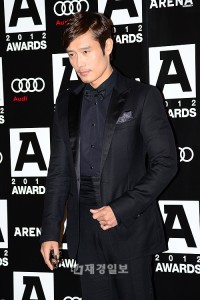 A-Awards受賞のイ・ビョンホン、頭から足先まで黒ずくめで授賞式に出席