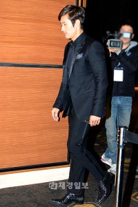 A-Awards受賞のイ・ビョンホン、頭から足先まで黒ずくめで授賞式に出席