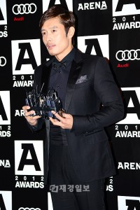 A-Awards受賞のイ・ビョンホン、頭から足先まで黒ずくめで授賞式に出席